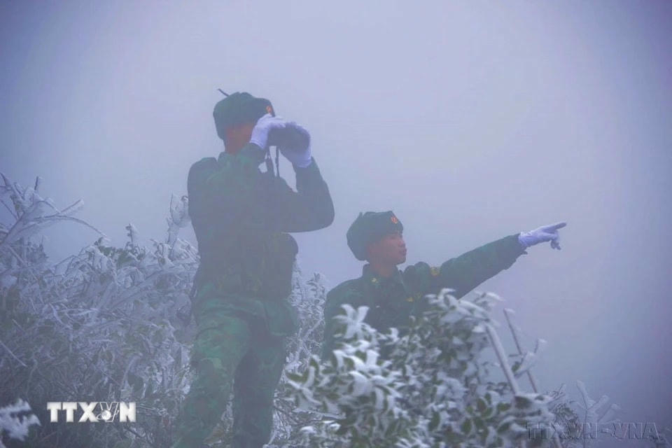 Cán bộ, chiến sỹ Đồn Biên phòng Xín Cái (tỉnh Hà Giang) tuần tra giữa băng tuyết bao phủ, bảo vệ vững chắc đường biên mốc giới. (Ảnh: TTXVN phát)