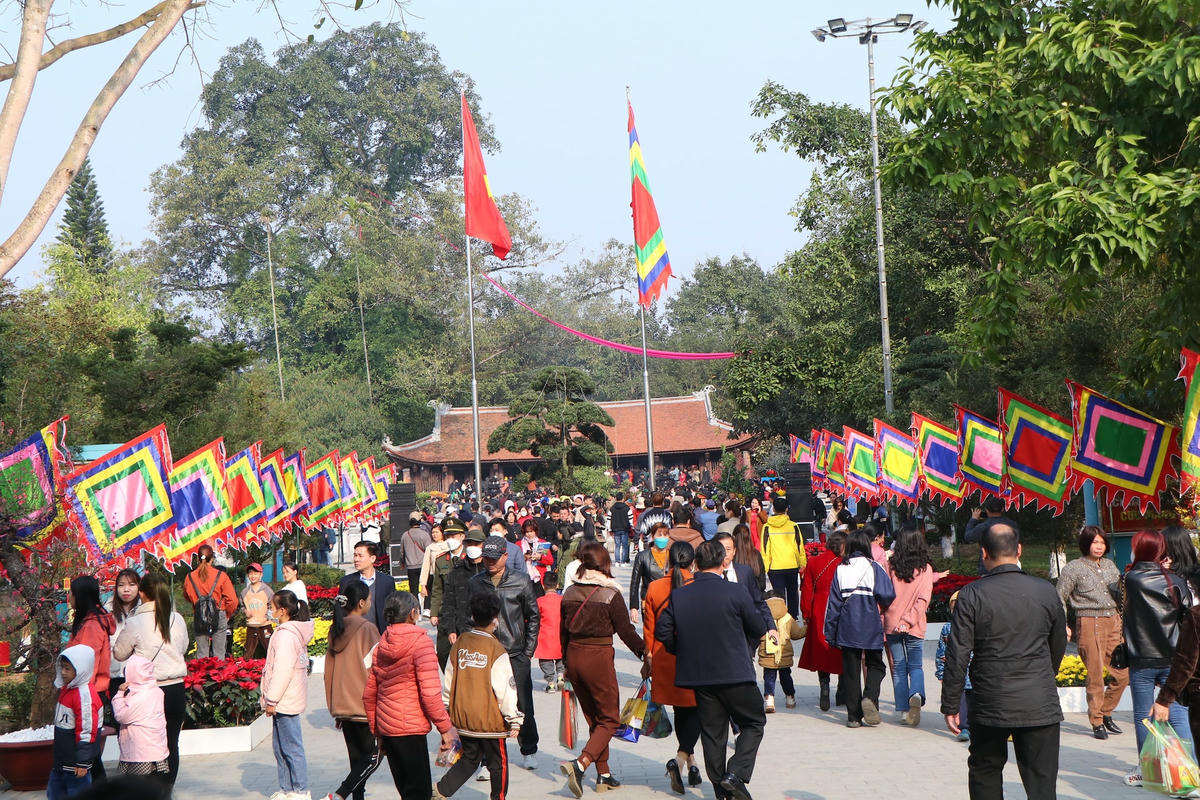 Ngày từ sáng sớm, hàng nghìn người đã đến Đền Mẫu Âu Cơ để tri ân và tưởng nhớ Tổ Mẫu