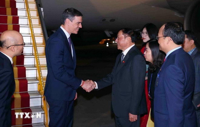 Bộ trưởng Bộ Văn hóa, Thể thao và Du lịch Nguyễn Văn Hùng đón Thủ tướng Tây Ban Nha Pedro Sánchez tại Sân bay Quốc tế Nội Bài, Hà Nội. (Ảnh: Phạm Kiên/TTXVN) ttxvn-thu-tuong-tay-ban-nha-1.jpg