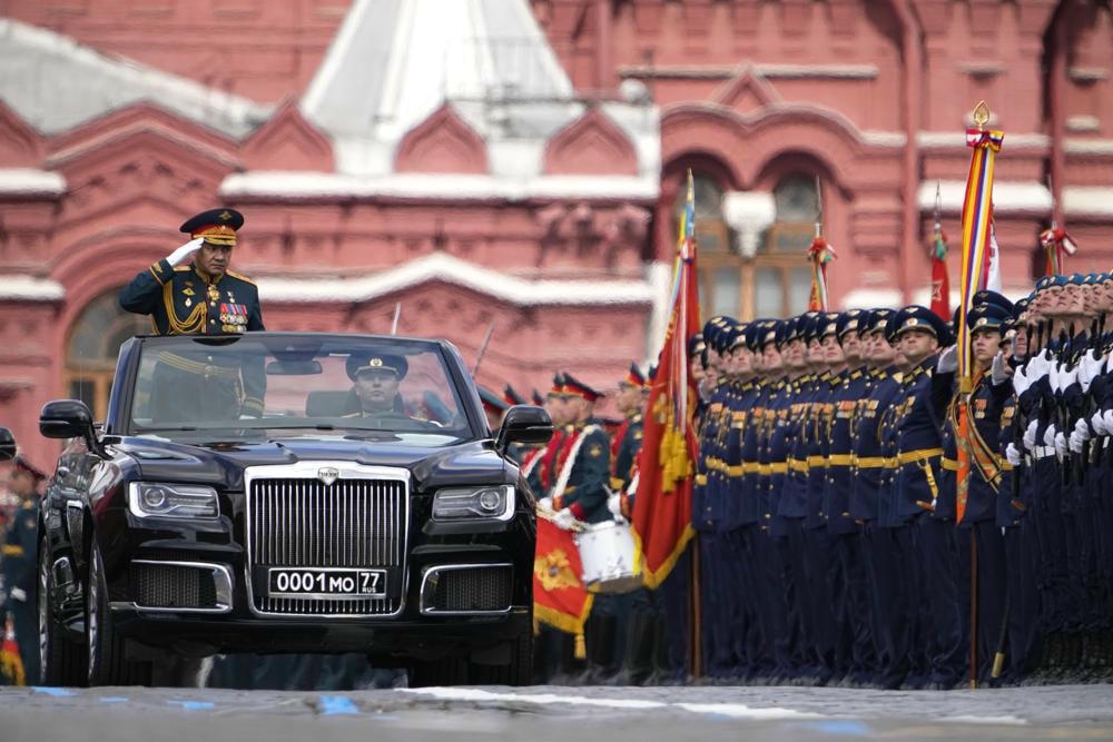 Bộ trưởng Bộ Quốc phòng Nga Sergei Shoigu chào các binh sĩ dọc theo Quảng trường Đỏ trong cuộc diễu binh Ngày Chiến thắng ở Moscow, Nga. Ảnh: AP.