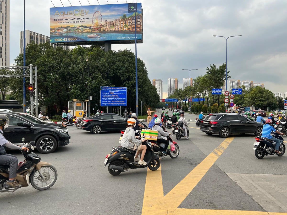 Đội CSGT Cát Lái đang phân luồng tại nút giao Mai Chí Thọ và Lương Đình Của