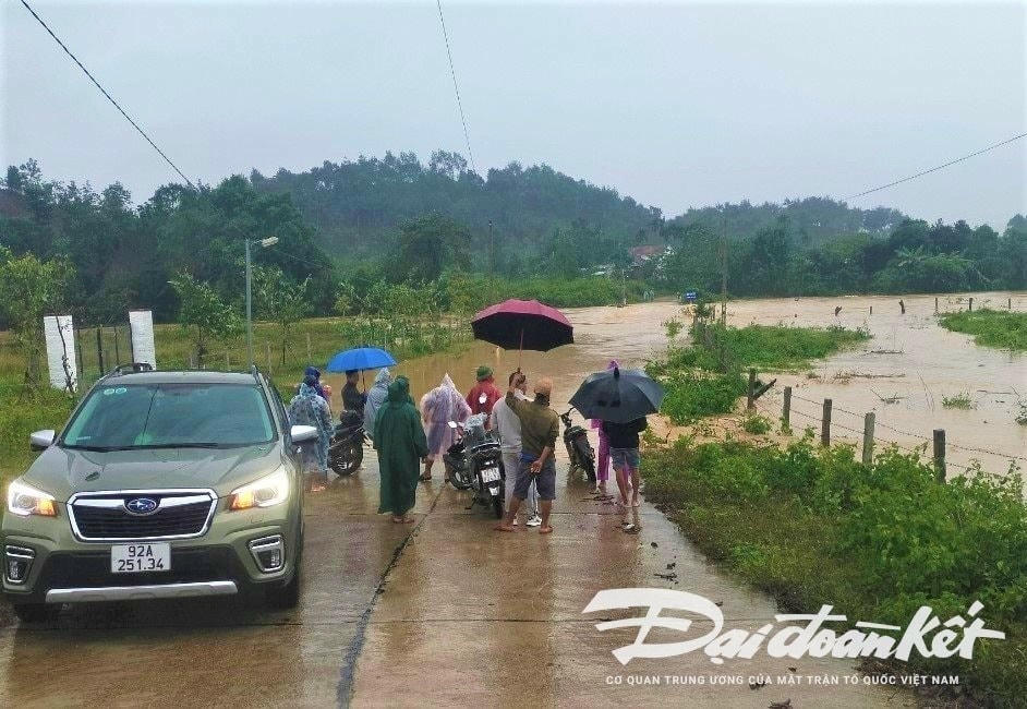 Một số tuyến đường liên xã của huyện Đông Giang (Quảng Nam) nước tràn qua trong đợt mưa lũ hồi cuối tháng 10/2024. Ảnh: Tấn Thành - Chí Đại.