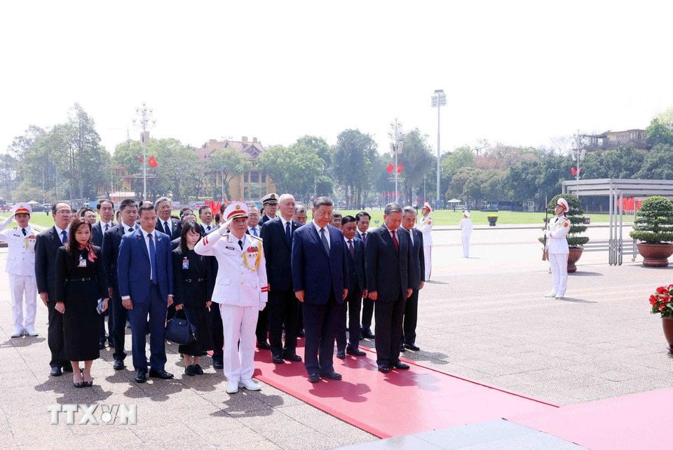 Tổng Bí thư, Chủ tịch nước Trung Quốc Tập Cận Bình cùng các đại biểu thành kính tưởng nhớ Chủ tịch Hồ Chí Minh. (Ảnh: Phạm Kiên/TTXVN)