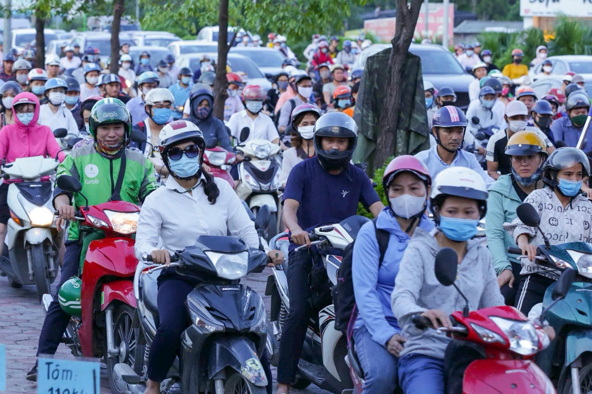 Nhiều người sử dụng xe máy lo lắng về vấn đề kiểm định khí thải. Ảnh: Quang Vinh