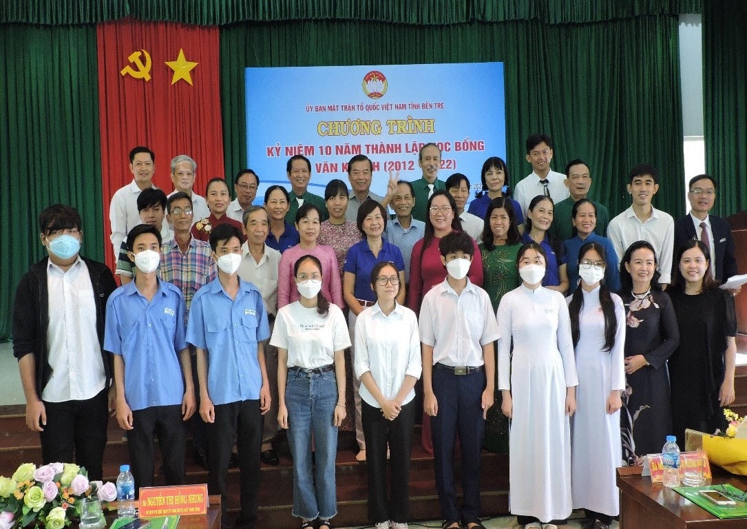 Các em nhận học bổng chụp ảnh với lãnh đạo tỉnh.