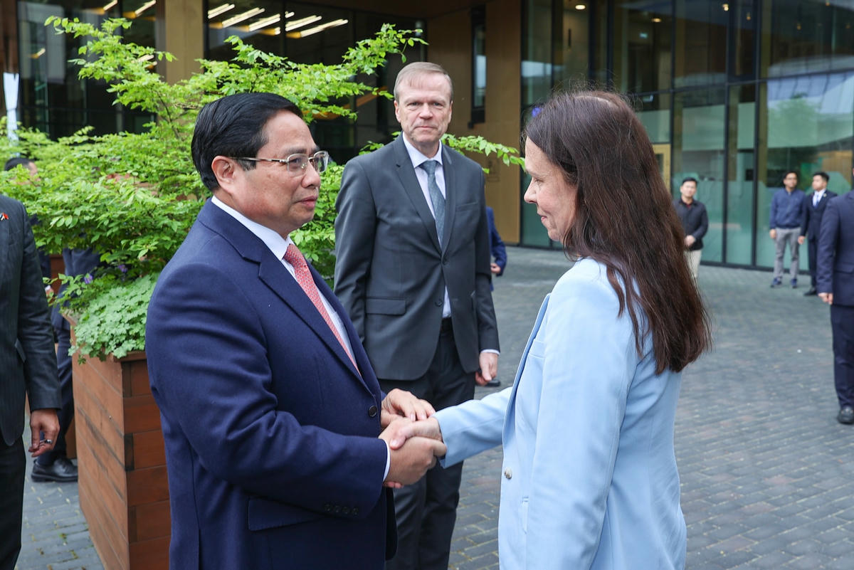 Thủ tướng thăm trung tâm chính phủ số hàng đầu thế giới tại Estonia- Ảnh 1. Thủ tướng thăm trung tâm chính phủ số hàng đầu thế giới tại Estonia- Ảnh 1.