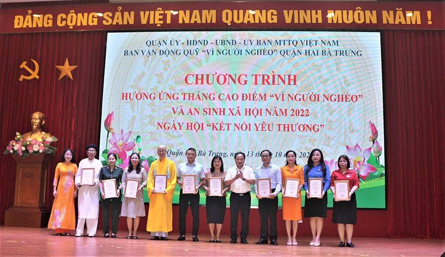 Đại diện lãnh đạo quận trao Giấy chứng nhận ủng hộ Quỹ “Vì người nghèo” cho các cơ quan, đơn vị.
