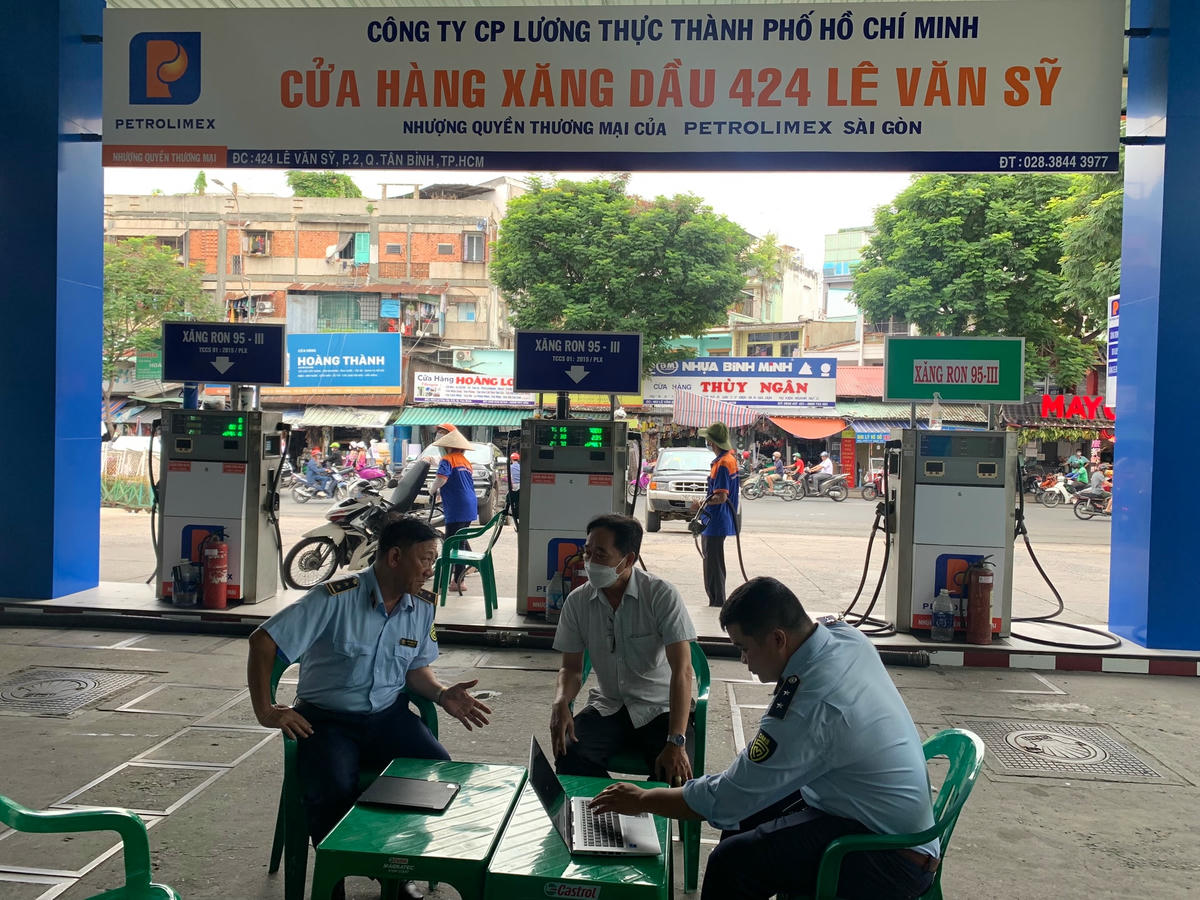Lực lượng quản lý thị trường TP HCM kiểm tra một số cửa hàng bán xăng trên địa bàn.