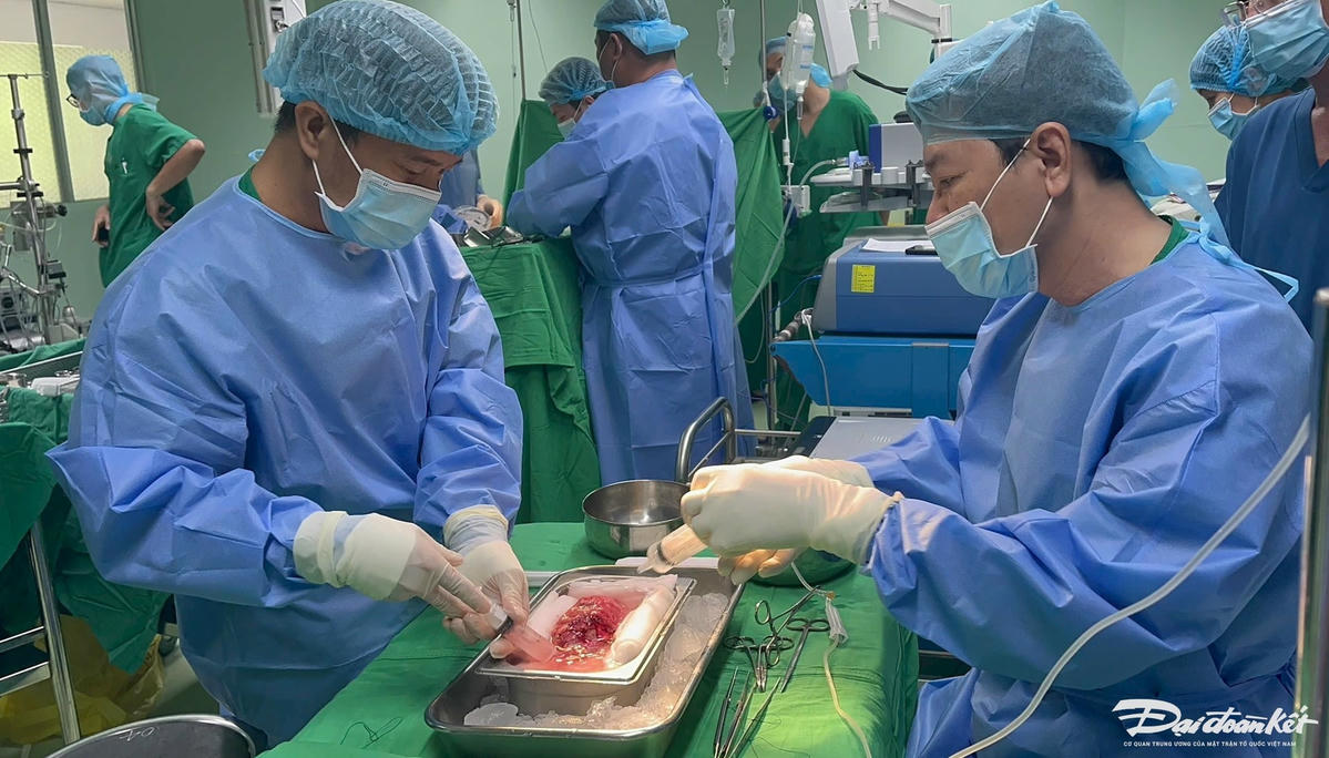 Ê kíp bác sĩ đang rửa thận.