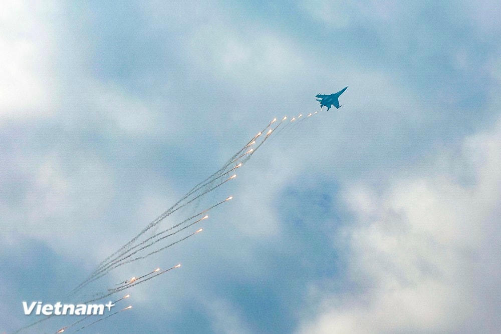 Màn trình diễn Su30-MK2 biểu diễn nhả đạn nhiễu khi diễn ra buổi khai mạc. (Ảnh: Hoài Nam/Vietnam+) vnp_10.jpg