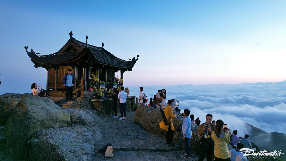 Cảnh sắc như chốn tiên cảnh trên đỉnh Chùa Đồngử. Ảnh: Nguyễn Quý.
