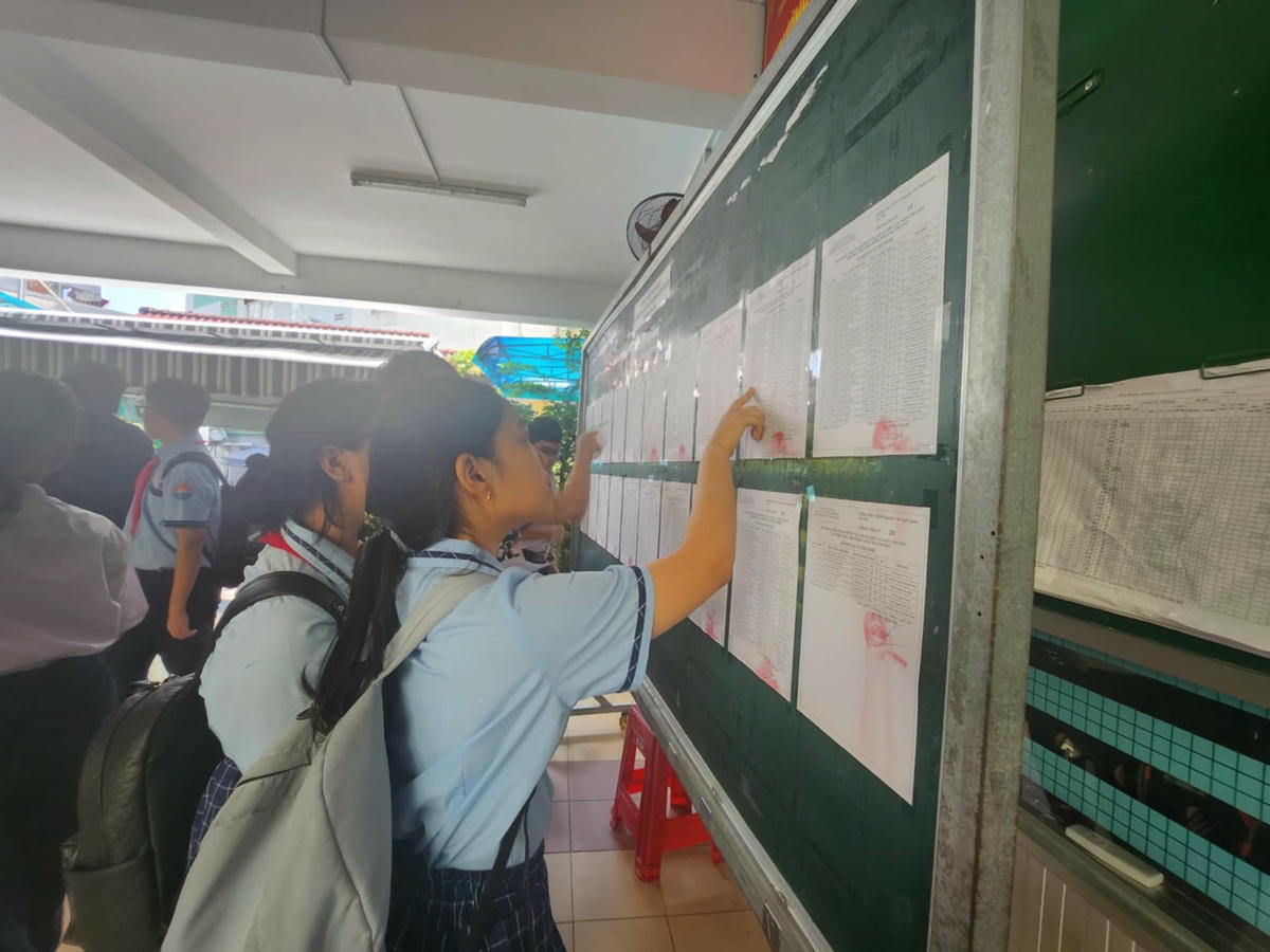 Học sinh xem thông tin của bản thân ở các địa điểm thi. Ảnh: Đ.Xá-N.Quyên.