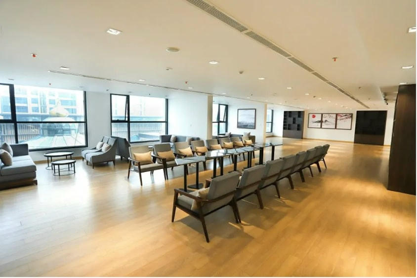 Phòng sinh hoạt cộng đồng tại Hinode City rất rộng rãi và lịch sự.