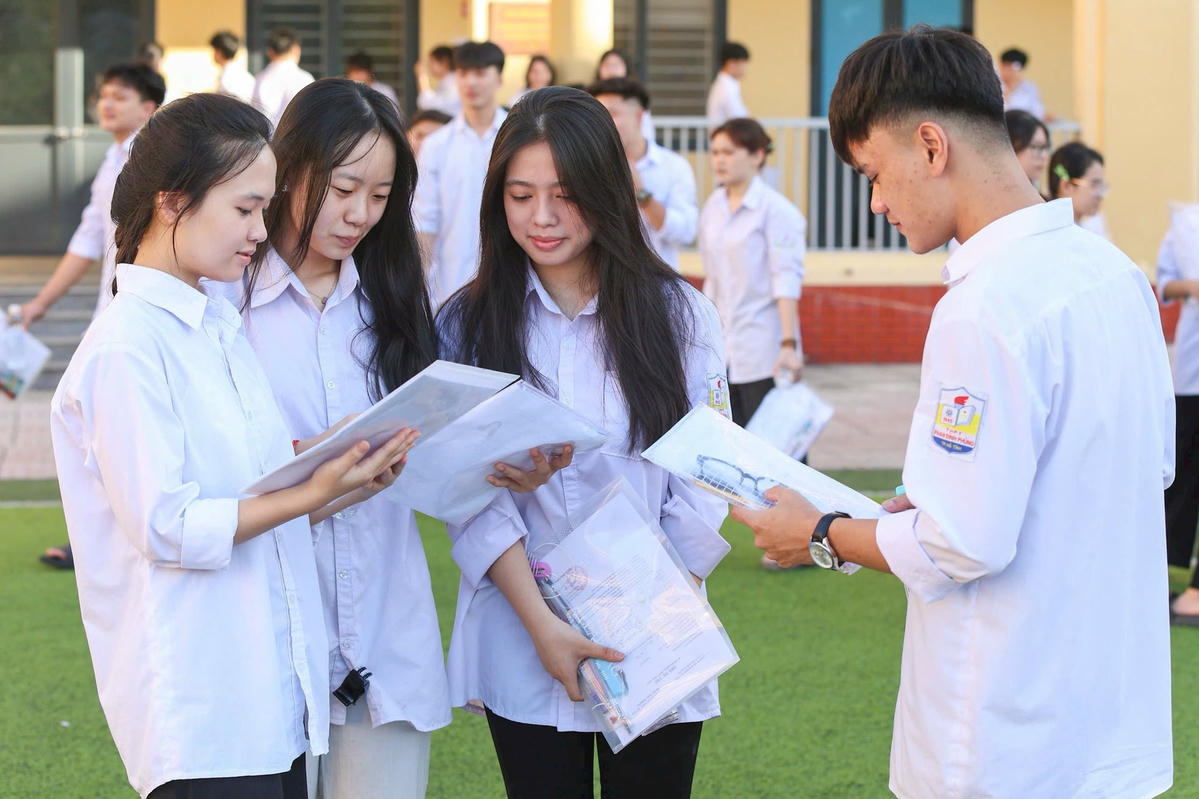 Thí sinh dự thi tốt nghiệp THPT 2025 môn Ngữ Văn tại điểm thi Trường THCS Nguyễn Du- Hà Tĩnh (ảnh Phạm Quang Vinh)