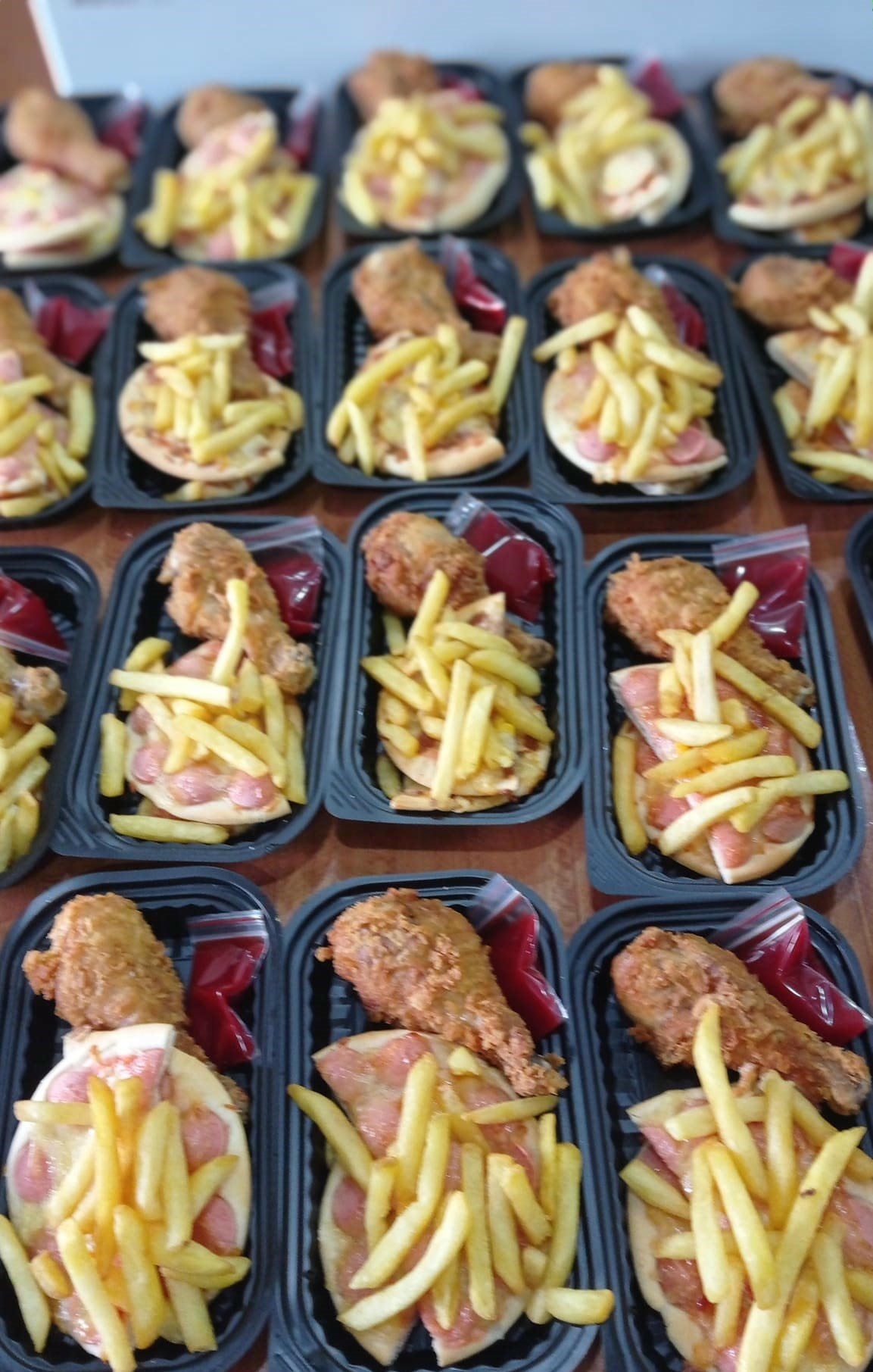 Nhiều lớp chọn gà rán, khoai tây chiên để liên hoan. Ảnh: Vũ Nguyệt.