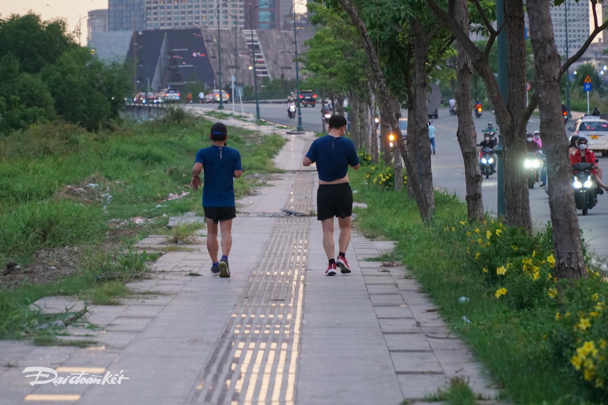 Vỉa hè đường Tố Hữu là nơi tập trung đông người đến vui chơi, tập thể dục vào mỗi buổi chiều.