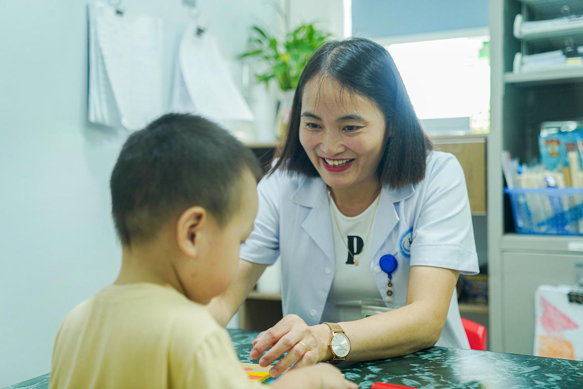 2. Khoảnh khắc bác sĩ Nguyễn Thị Hà nở nụ cười rạng rỡ khi trò chuyện cùng bệnh nhi, những giây phút tưởng nhỏ bé nhưng nuôi dưỡng niềm tin cho hành trình hồi sinh