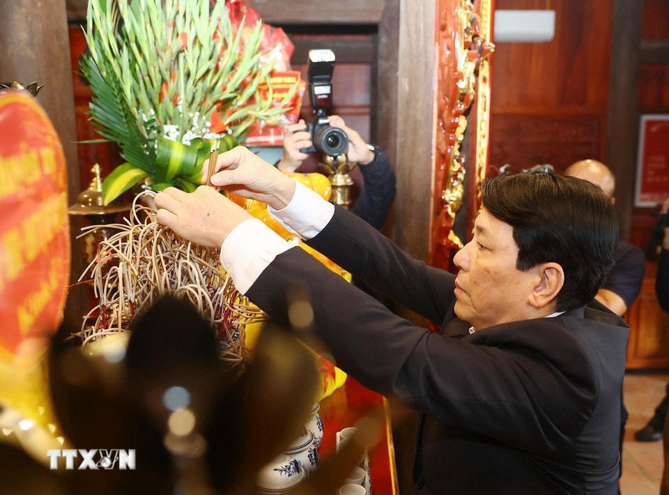 Chủ tịch nước Lương Cường dâng hương tại Nhà Tưởng niệm bà Hoàng Thị Loan, thân mẫu Chủ tịch Hồ Chí Minh ở thôn Vân Nội, xã Hồng Tiến, huyện Khoái Châu. (Ảnh: Lâm Khánh/TTXVN)