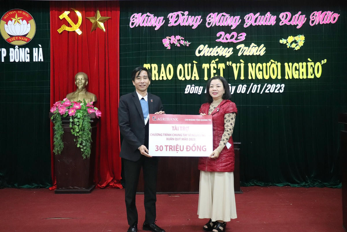 Mặt trận các cấp tại TP Đông Hà đã vận động được 2.400 suất quà (trị giá trên 1,2 tỷ đồng) trao đến cho hộ nghèo, hộ có hoàn cảnh khó khăn trên địa bàn.