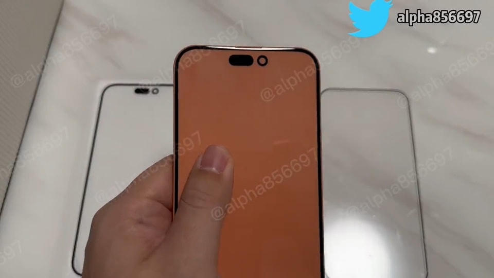 Mô hình iPhone 15 Pro với mặt kính siêu mỏng. Ảnh: alpha856697.