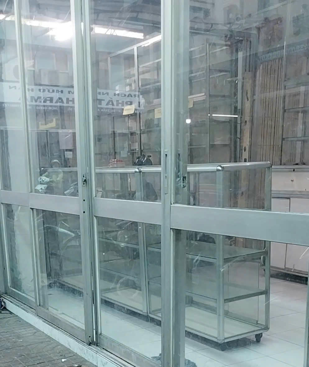 Rất nhiều cửa hàng thuốc tại chợ thuốc sỉ của TP Hồ Chí Minh trong tình trạng trống hàng hóa. Trước đây, các tủ kính này bày bán đủ thứ thuốc, thực phẩm chức năng, vitamin,... Ảnh: S.X.