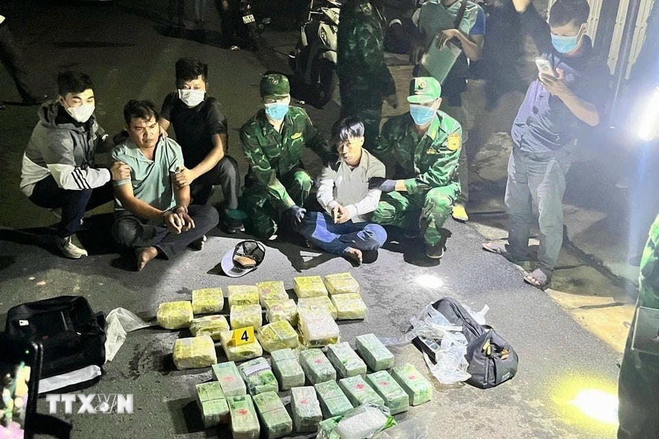 Phòng phòng chống ma túy và tội phạm Bộ đội Biên phòng Tây Ninh và Đồn biên phòng Cửa khẩu quốc tế Mộc Bài cùng lực lượng chức năng phối hợp triệt phá chuyên án vận chuyển 30kg ma túy đá từ Campuchia về Việt Nam. (Ảnh: TTXVN phát)