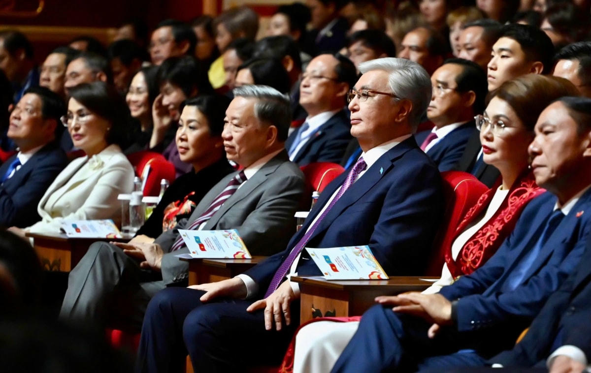 nsnd bui cong duy gay an tuong trong hoa nhac huu nghi viet nam - kazakhstan hinh anh 1