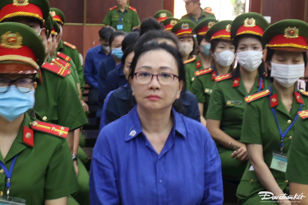 Bị cáo Trương Mỹ Lan nói lời sau cùng, xin được giảm án, hứa cam kết sẽ phối hợp giải quyết hậu quả vụ án. Ảnh: Hồng Phúc.