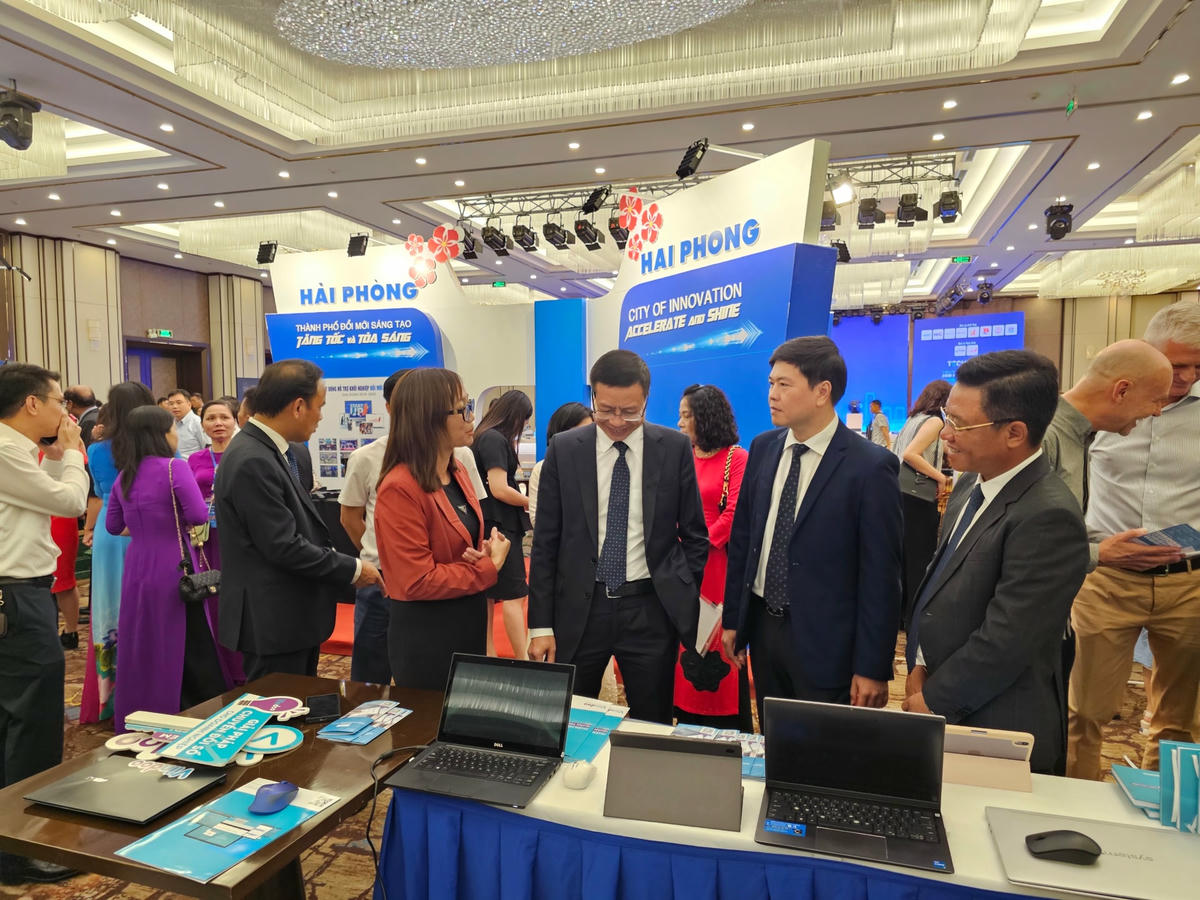 Ông Lê Xuân Định, Thứ trưởng Bộ Khoa học và Công nghệ, Ông Hoàng Minh Cường, Phó chủ tịch UBND TP. Hải Phòng; Ông Trần Quang Tuấn - Giám đốc Sở Khoa học Công nghệ Hải Phòng trao đổi tại gian hàng Viindoo.