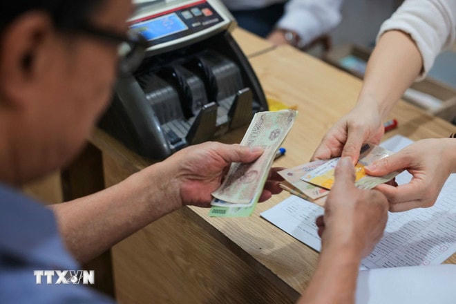 Chi trả lương hưu. (Nguồn: TTXVN) ttxvn-chi-tra-luong-huu-tro-cap-bao-hiem-xa-hoi-0107-5804.jpg