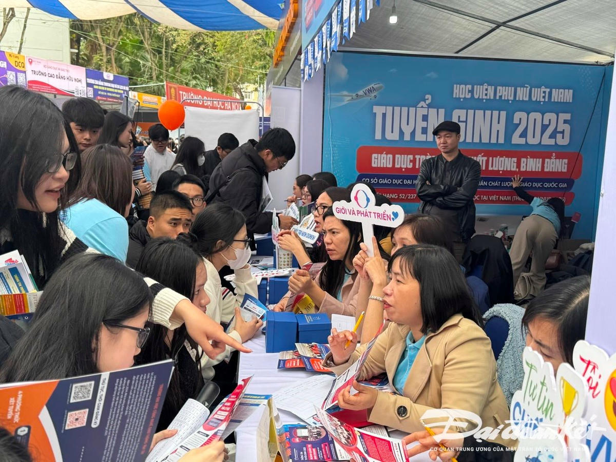 Thí sinh tìm hiểu thông tin tuyển sinh của trường đại học. Ảnh: Nguyễn Hoài