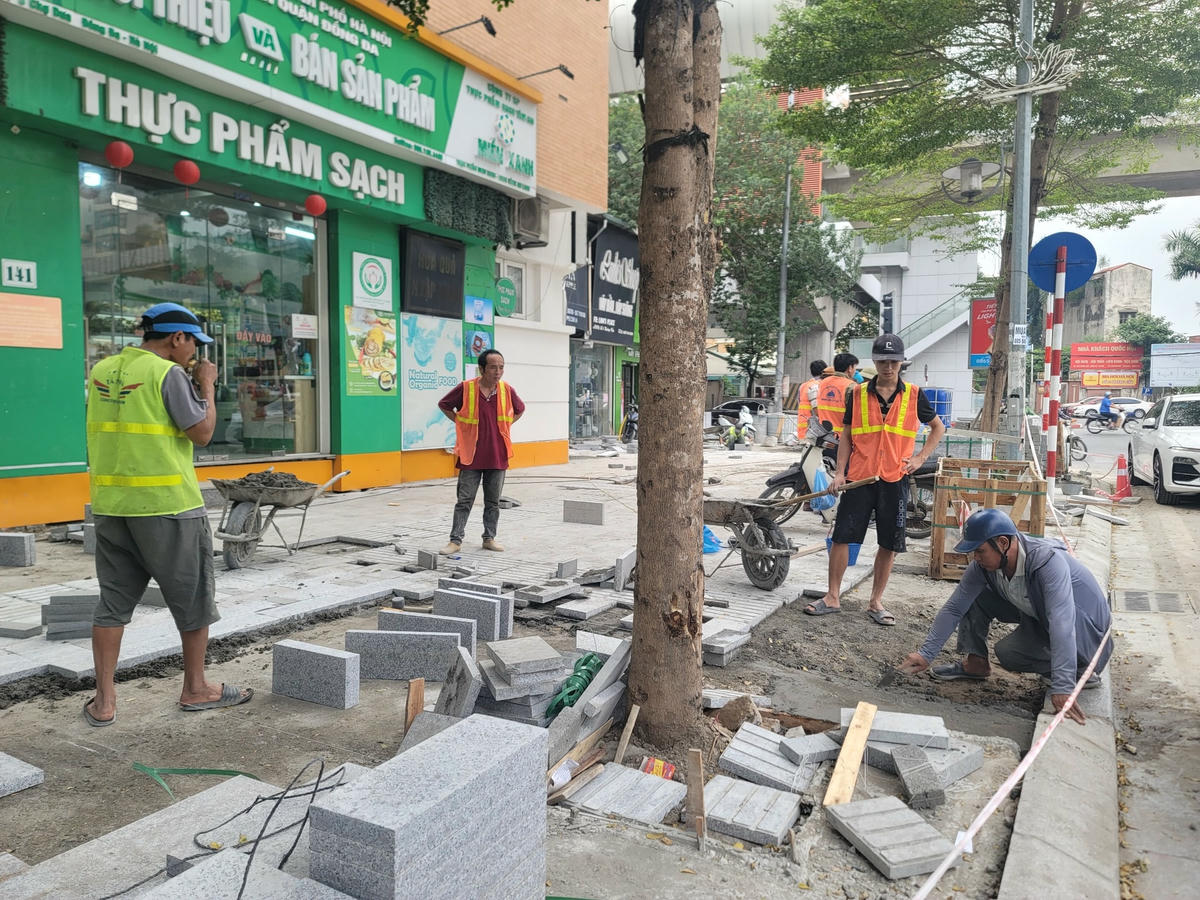 Đơn vị thi công ưu tiên lát đá vỉa hè xong trước, sau đó mới tới các hạng mục liên quan.