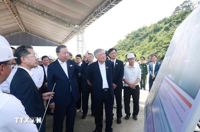 Tổng Bí thư Tô Lâm thăm dự án đầu tư, xây dựng Bến cảng Liên Chiểu - Phần cơ sở hạ tầng dùng chung. (Ảnh: Thống Nhất/TTXVN) ttxvn-tong-bi-thu-to-lam-lam-viec-voi-ban-thuong-vu-thanh-uy-da-nang-va-ban-thuong-vu-tinh-uy-quang-nam-2903-3.jpg