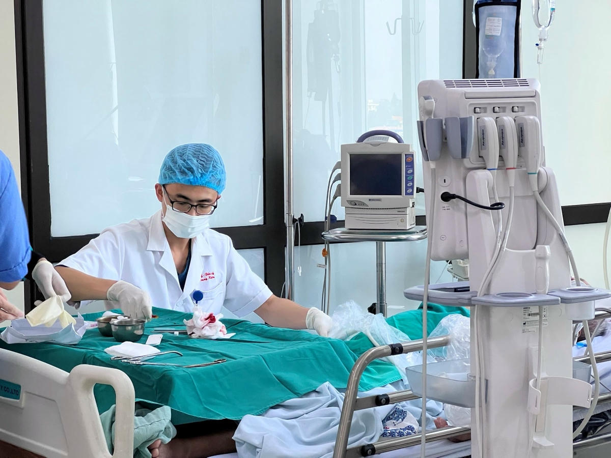 Ths. Bs Vũ Trung Kiên làm thủ thuật đặt đường truyền tĩnh mạch cho bệnh nhân tại khoa HSTC.