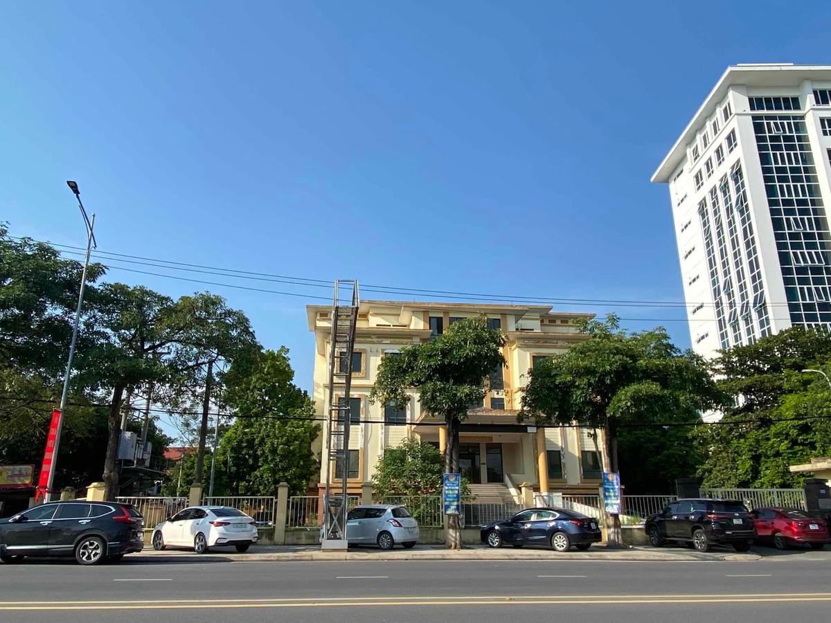 Hay như Chi cục Thuế Việt Trì (cũ) nằm trên mặt đường Nguyễn Tất Thành nhiều năm không sử dung.