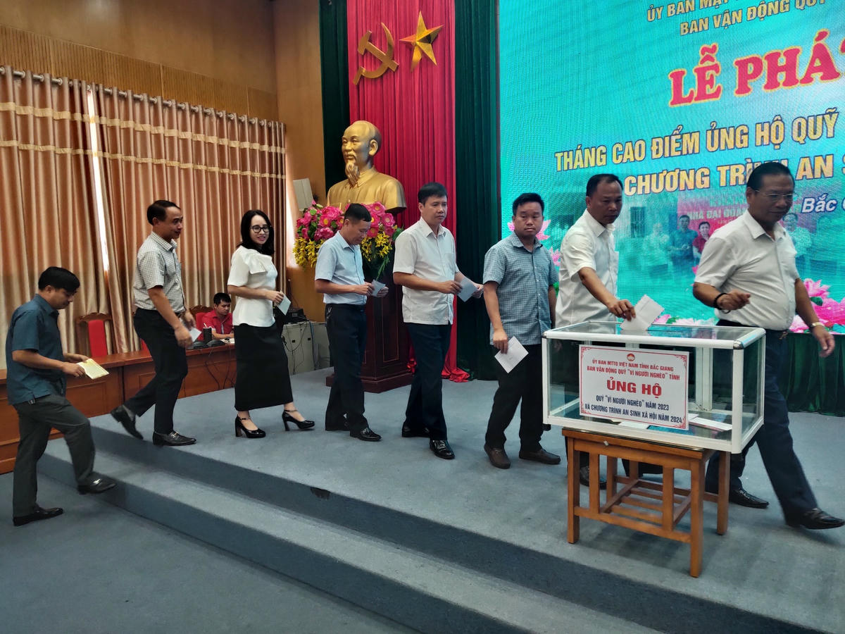 Các đại biểu tham gia ủng hộ Quỹ 