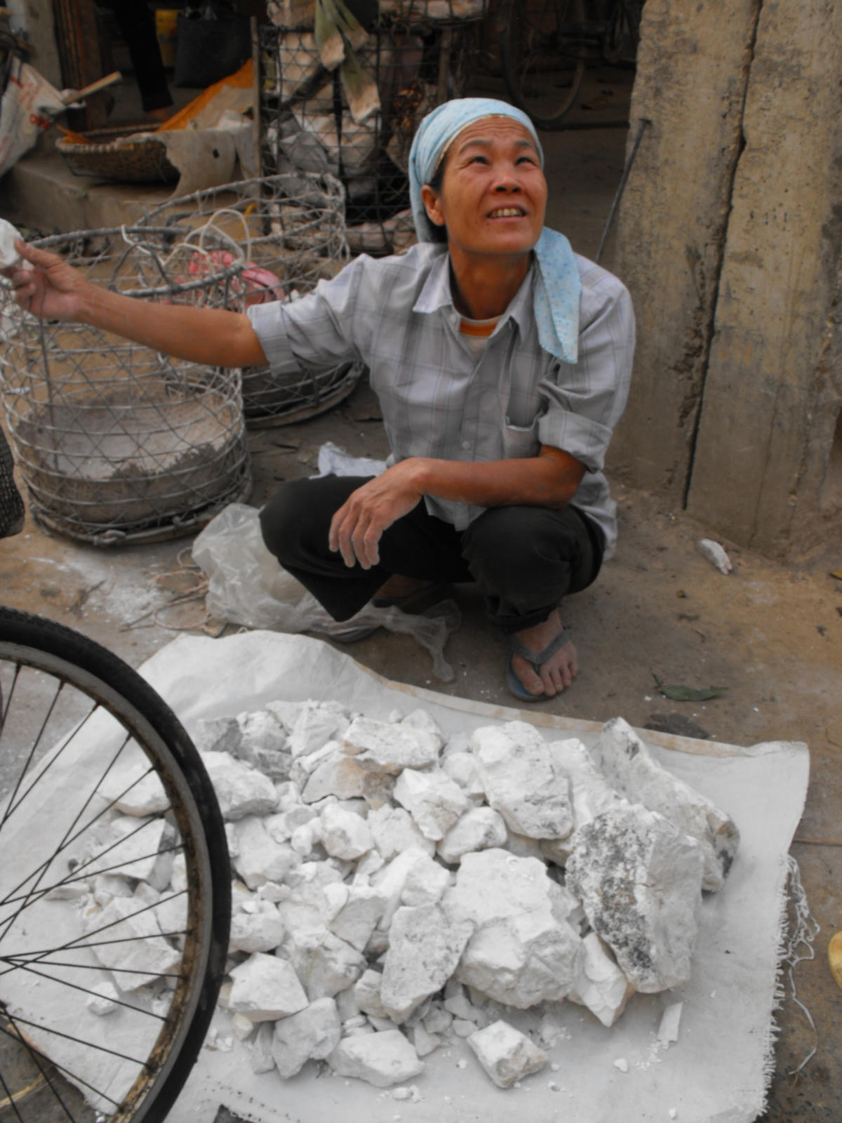 Một người bán vôi ở chợ Nủa (Bình Phú, Thạch Thất, Hà Nội). Ảnh: Thư Hoàng.