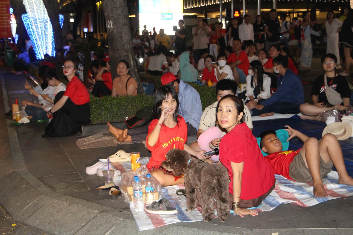 Chị Trần Thị Lan (xã Tân Thông Hội, huyện Củ Chi, TP Hồ Chí Minh) cùng gia đình trải bạt chờ dự lễ từ rạng sáng ngày 30.