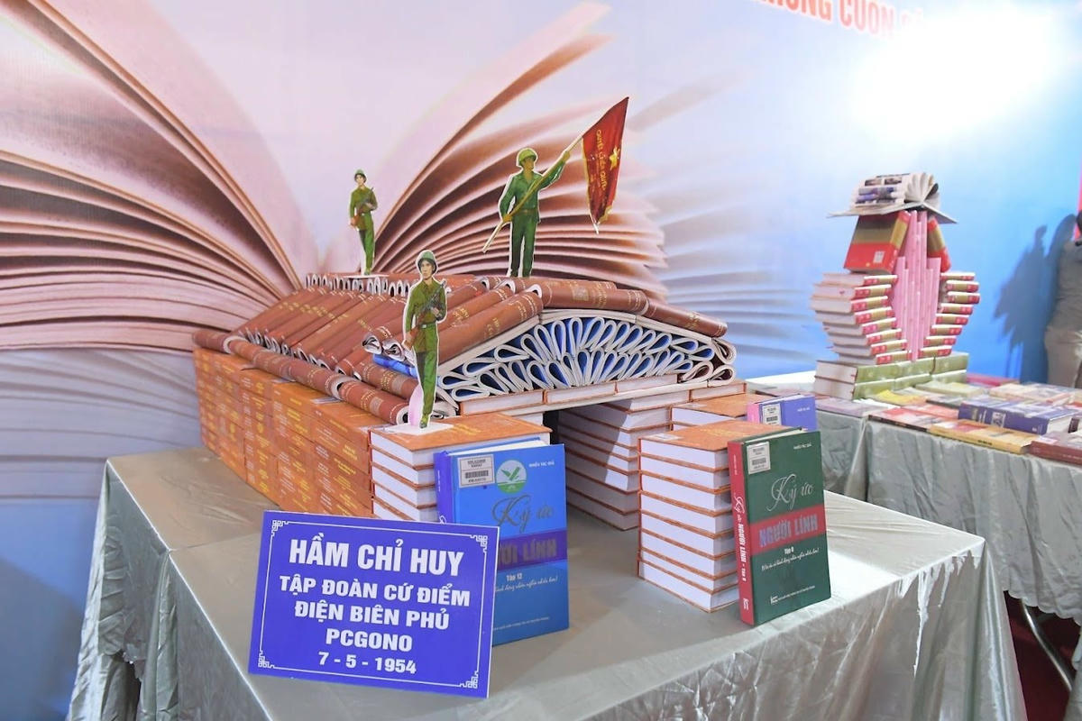 Không gian trưng bày sách chuyên đề về chiến thắng lịch sử Điện Biên Phủ của Thư viện tỉnh Nam Định thu hút sự quan tâm của thế hệ trẻ. Những người làm nhiệm vụ chăm lo, phát triển văn hóa đọc ở Nam Định đã rất dụng công khi sắp sếp những cuốn sách thành hình Hầm chỉ huy Tập đoàn cứ điểm Điện Biên Phủ- nơi 70 năm trước Bộ đội cụ Hồ đã cắm cờ chiến thắng trên nóc hầm.