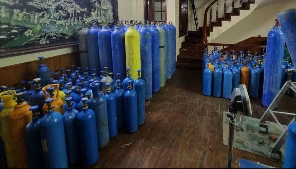 Gần 200 bình khí N2O các loại cùng nhiều trang thiết bị dùng để san chiết khí bị thu giữ.