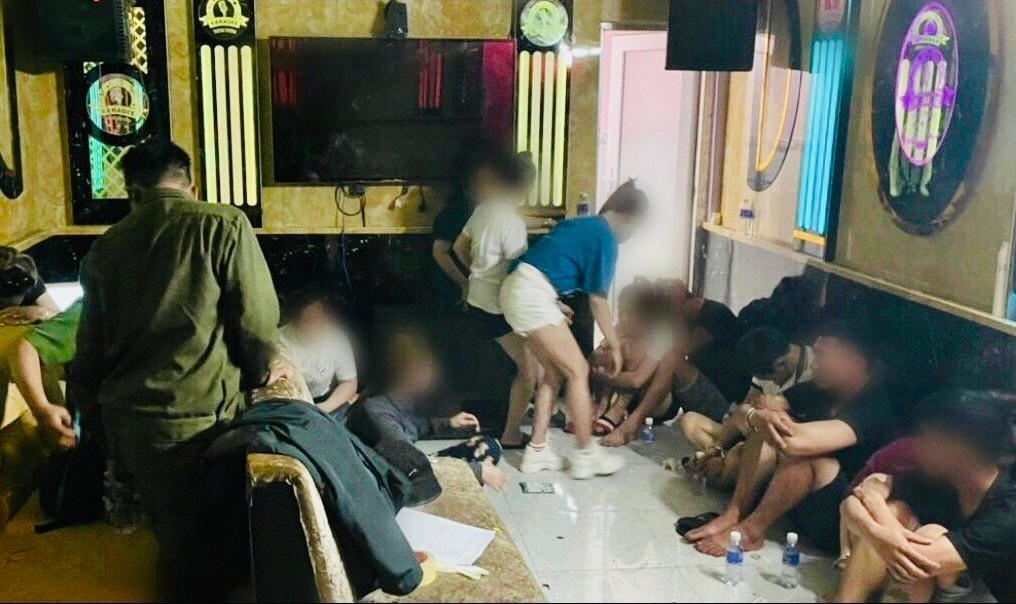 Lực lượng Công an bắt quả tang các đối tượng sử dụng trái phép chất ma túy trong quán Karaoke.