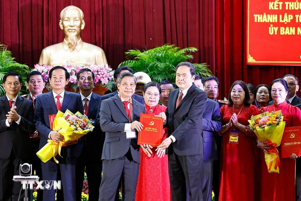 Chủ tịch Quốc hội Trần Thanh Mẫn trao Quyết định của Ban Bí thư chỉ định Ủy ban Kiểm tra Thành ủy, Chủ nhiệm, Phó Chủ nhiệm Ủy ban Kiểm tra Thành ủy Cần Thơ nhiệm kỳ 2020-2025. (Ảnh: Doãn Tấn/TTXVN)