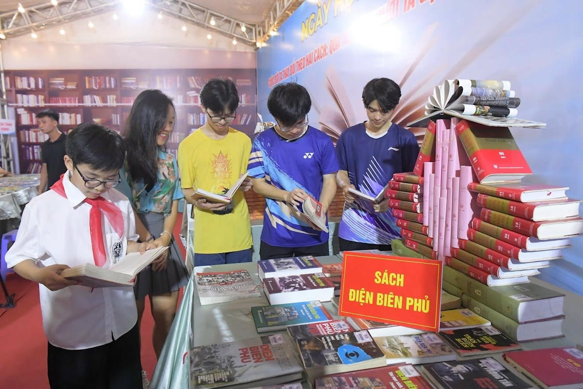 Không gian trưng bày sách chuyên đề về