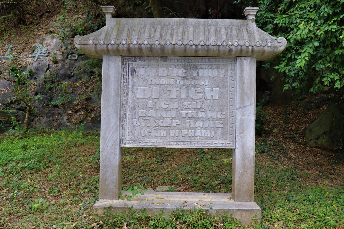 Núi Non Nước gắn với nhiều sự kiện lịch sử của đất nước qua các giai đoạn lịch sử khác nhau, đó là sự kiện Thái hậu Dương Vân Nga trao áo long bào cho Lê Hoàn trên bến sông Vân, dưới chân núi Non Nước, thực hiện cuộc chuyển giao quyền lực từ nhà Đinh sang nhà Tiền Lê;  