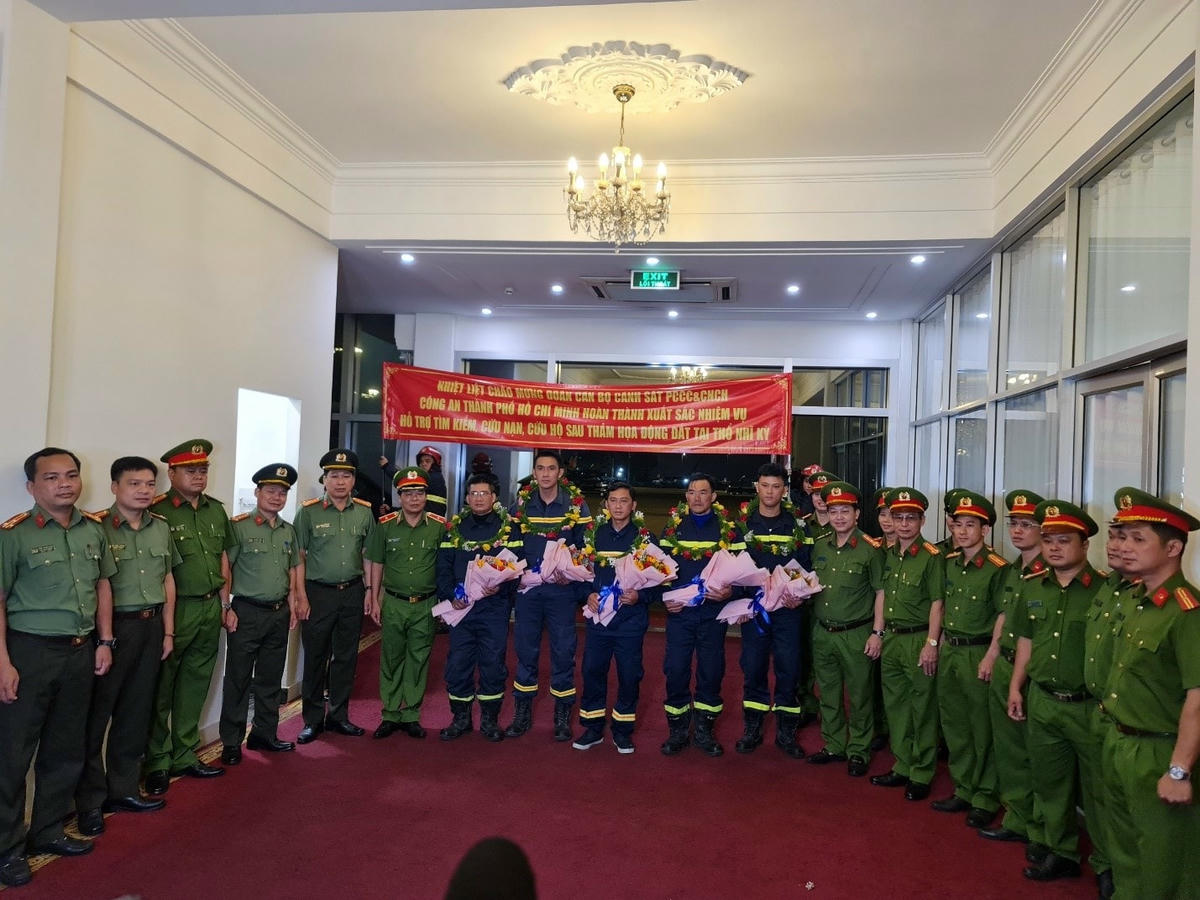 Lãnh đạo Công an TPHCM tặng hoa 5 chiến sĩ của lực lượng PCCC trở về từ Thổ Nhĩ Kỳ.