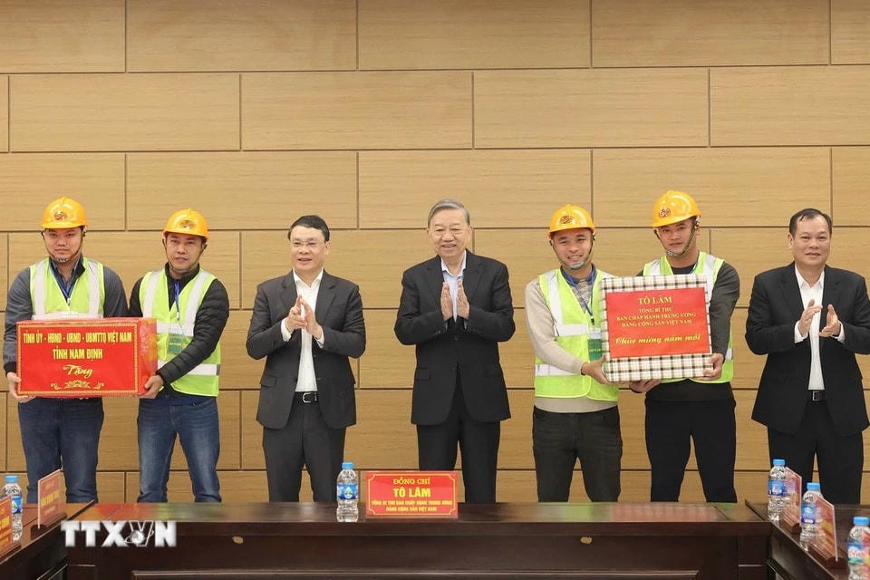 Tổng Bí thư Tô Lâm tặng quà Tết cho đơn vị thi công công trình Bệnh viện Đa khoa tỉnh Nam Định. (Ảnh: Thống Nhất/TTXVN)