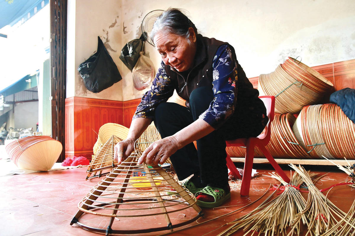 Khuôn nón được làm bằng tre ngà già, tạo các khe đặt vòng nón đồng tâm, những que nứa chẻ nhỏ, cuốn thành vành quanh khuôn.  