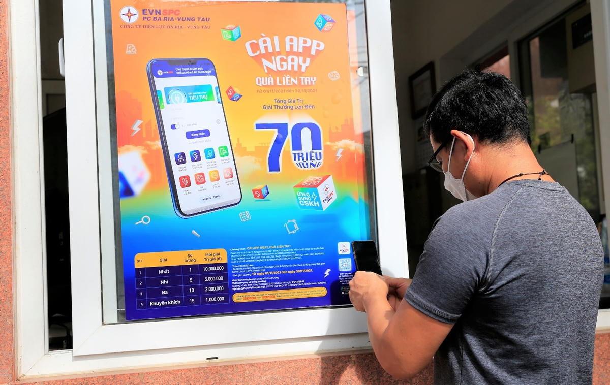 Khách hàng tại Vũng Tàu quát quét mã QR Code cài App Chăm sóc khách hàng EVNSPC để tìm hiểu các dịch vụ mới về điện.