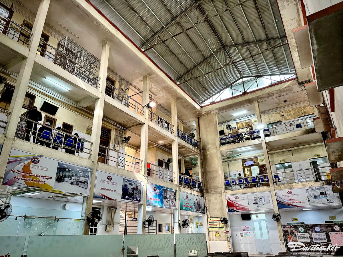 Khoa khám bệnh (Bệnh viện Đa khoa tỉnh Quảng Ninh) đã bị xuống cấp, hư hại. Bão Yagi cũng ảnh hướng tới công trình. Ảnh: Ngọc Anh.