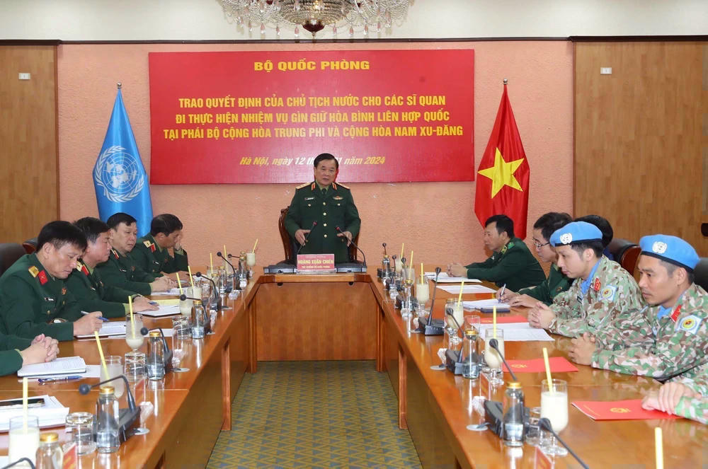 Thượng tướng Hoàng Xuân Chiến giao nhiệm vụ cho các sỹ quan. (Ảnh: Trọng Đức/TTXVN) ttxvn-gin-giu-hoa-binh-2-9554.jpg